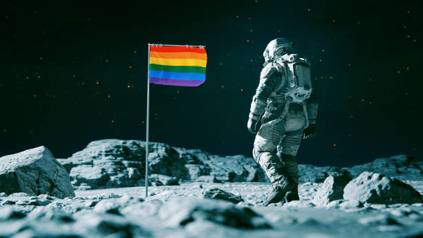 Astronauci podchodzą do flagi w kolorach tęczy na powierzchni księżyca – zdjęcie