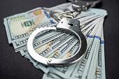 handschellen-ruhen-auf-amerikanischen-hundert-dollar-scheinen.jpg?b=1&s=170x170&k=20&c=qiptCZNqIlP5U45eKTPgAGPyonzjJGnyUTv4uqawX-E=