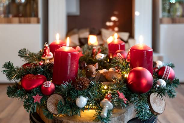 istock Handmade unique Advent wreath in green and red 1640173042