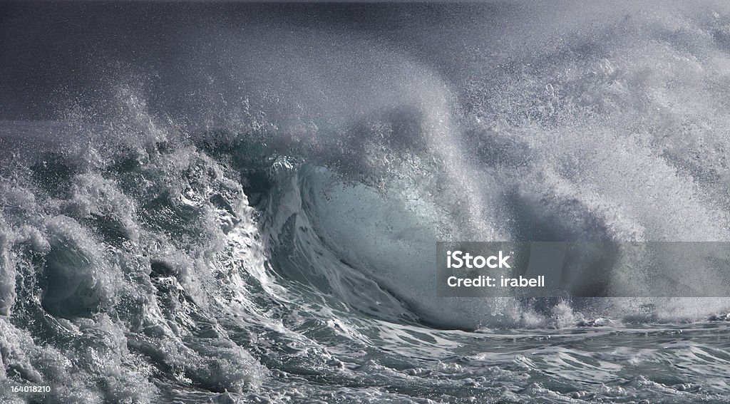 波しぶきを上げる海 - しぶきを上げるのロイヤリティフリーストックフォト