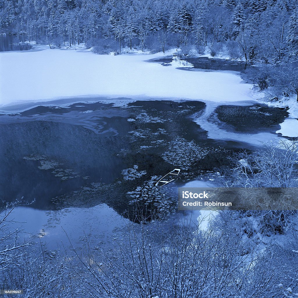 Barco de remos en invierno lago - Foto de stock de Agua libre de derechos