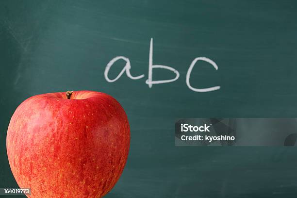 アップルと黒板 - アルファベットのストックフォトや画像を多数ご用意 - アルファベット, アルファベット順, カラー画像