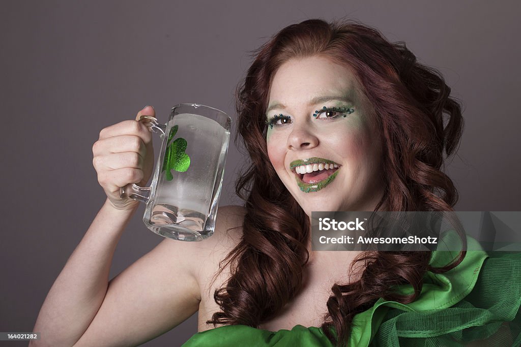 Jolie femme à tête rouge boire de tasse avec un Trèfle - Photo de Acclamation de joie libre de droits