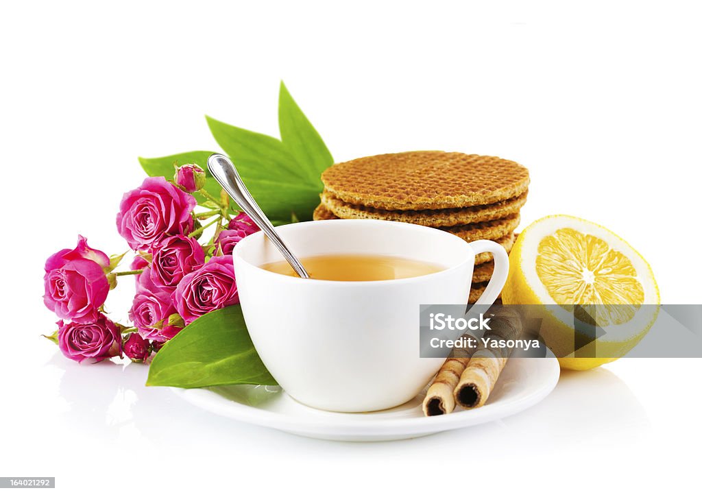 Chá em copo com waffles e bouquet de rosas - Royalty-free Almoço Foto de stock