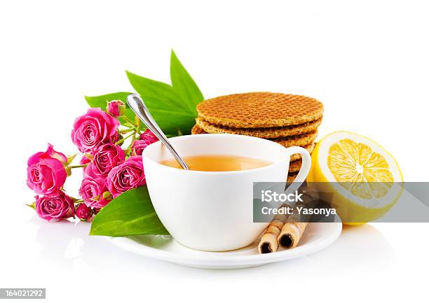 Chá Em Copo Com Waffles E Bouquet De Rosas - Fotografias de stock e mais imagens de Almoço - Almoço, Bebida, Bolacha