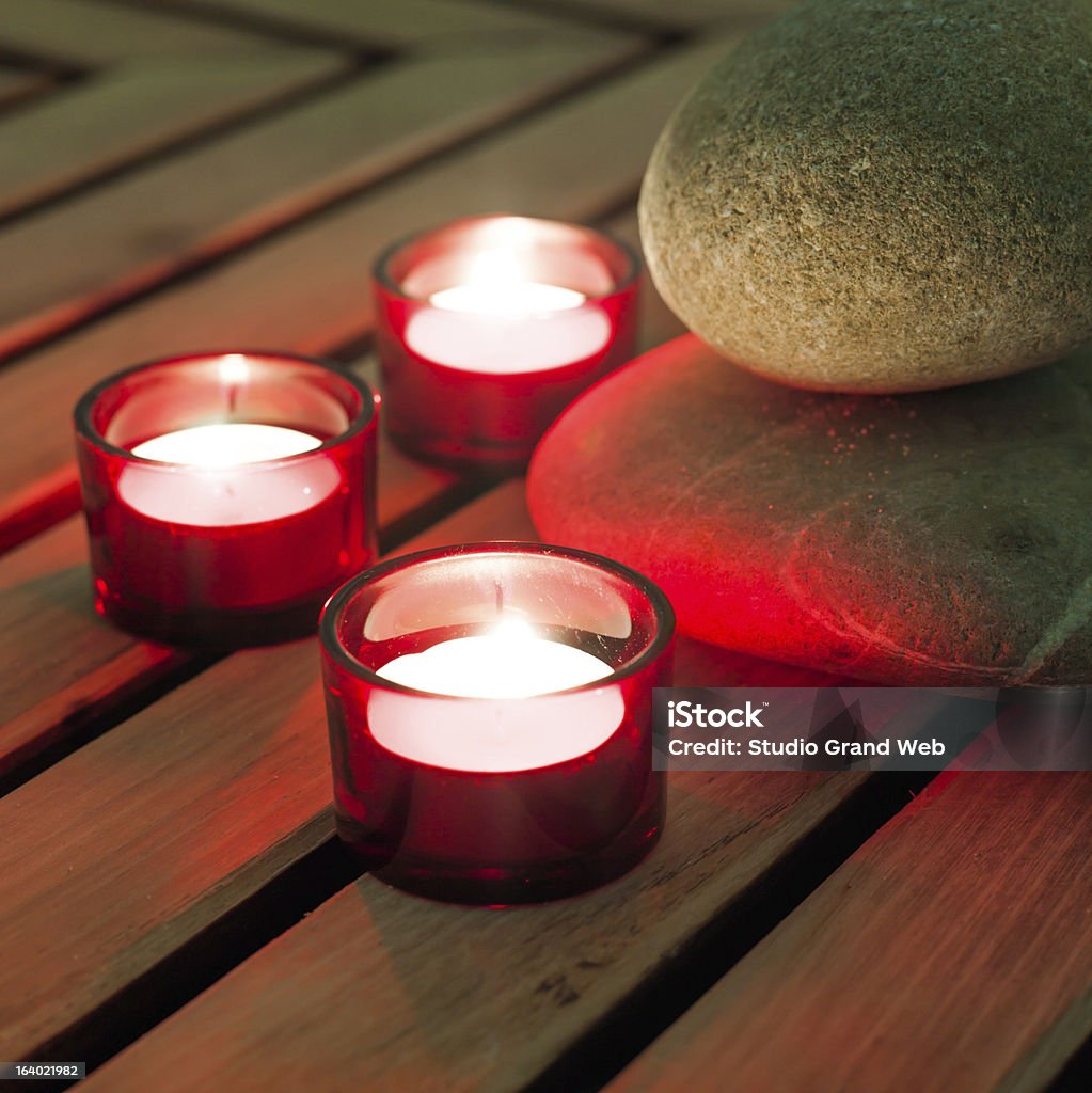 Tres quemar velas con piedras zen - Foto de stock de Balneario - Spa libre de derechos