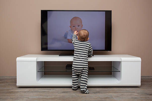 Petit garçon en regardant la télévision - Photo