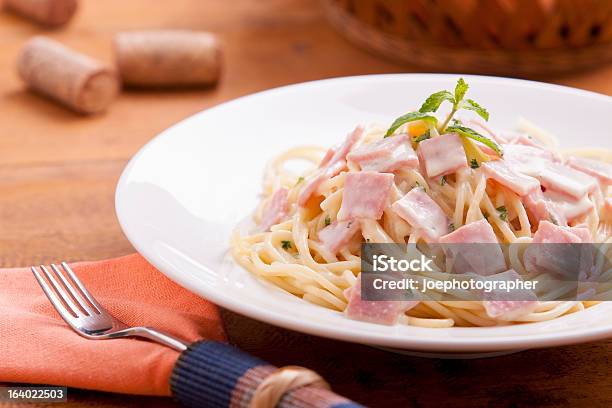 Spaghetti Carbonara Stockfoto und mehr Bilder von Essgeschirr - Essgeschirr, Feinschmecker-Essen, Fleisch