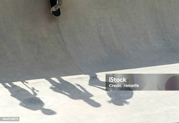 Skateboarders Sombras Foto de stock y más banco de imágenes de Fotografía - Imágenes - Fotografía - Imágenes, Gris, Horizontal