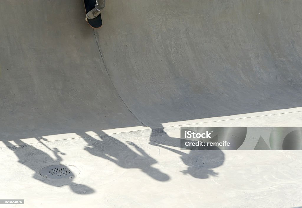 Des skateurs les ombres - Photo de Béton libre de droits