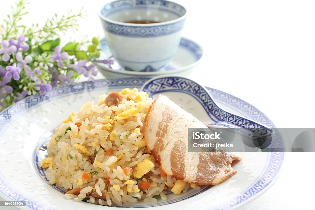 Китайская кухня, жареный рис с чаем и цветок на фоне - Стоковые фото Без людей роялти-фри