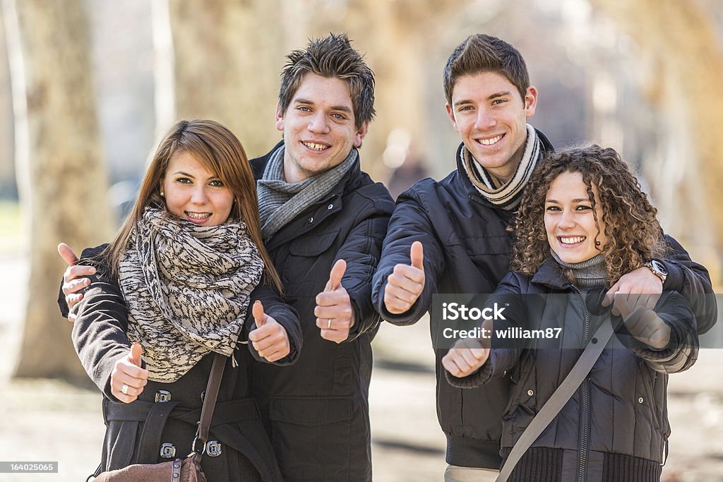 Grupo de amigos com polegares para cima - Royalty-free Adolescente Foto de stock