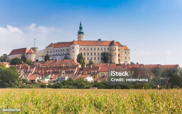 Stock fotografie Krajina S Historickým Hradem Mikulov – stáhnout obrázek nyní - Architektura, Barevný obrázek, Cestování - Témata