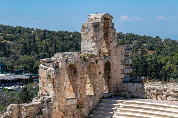 древний одеон герода аттика в афинах, греция на холме акрополя. - herodes atticus стоковые фото и изображения