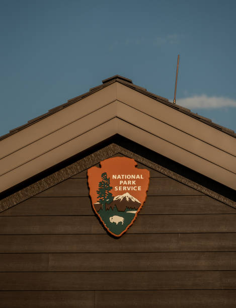 logo del parco nazionale sul timpano del tetto della stazione d'ingresso - gable end foto e immagini stock