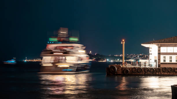 Looking behind the go. A ferry leaving the pier and the people traveling with it. Istanbul Türkiye Looking behind the go. A ferry leaving the pier and the people traveling with it. Istanbul Türkiye bogaz stock pictures, royalty-free photos & images