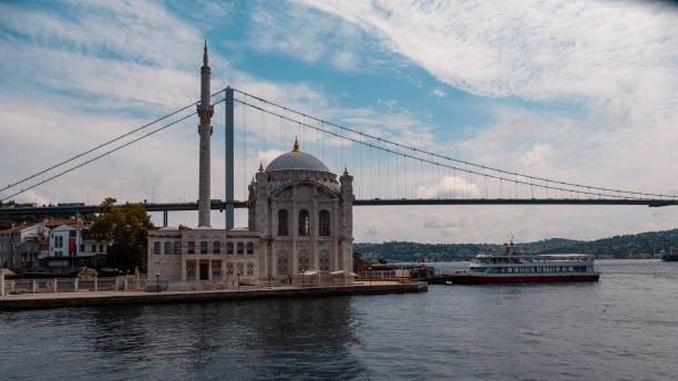 The view of Ortaköy mosque on the Bosphorus and the ferries standing in front of it. Istanbul Türkiye The view of Ortaköy mosque on the Bosphorus and the ferries standing in front of it. Istanbul Türkiye bogaz stock pictures, royalty-free photos & images