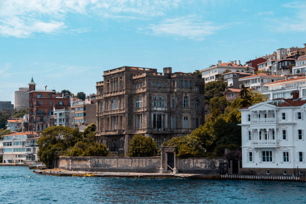 An old mansion in the Bosphorus. old houses among new houses. different structures as well as creepy. Istanbul Türkiye An old mansion in the Bosphorus. old houses among new houses. different structures as well as creepy. Istanbul Türkiye bogaz stock pictures, royalty-free photos & images