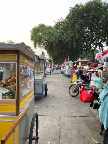 istock Sidewalk and its local seller 1640319353
