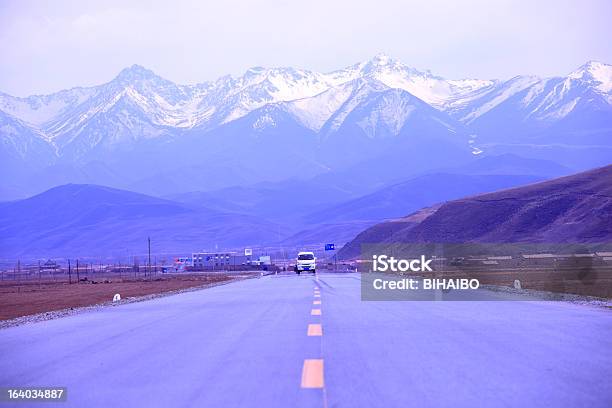 Der Road Stockfoto und mehr Bilder von Abgeschiedenheit - Abgeschiedenheit, Alles hinter sich lassen, Asphalt