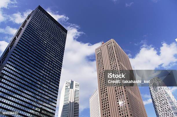 Edifício De Escritórios - Fotografias de stock e mais imagens de Céu - Céu, Olhar para Cima, Agência Imobiliária