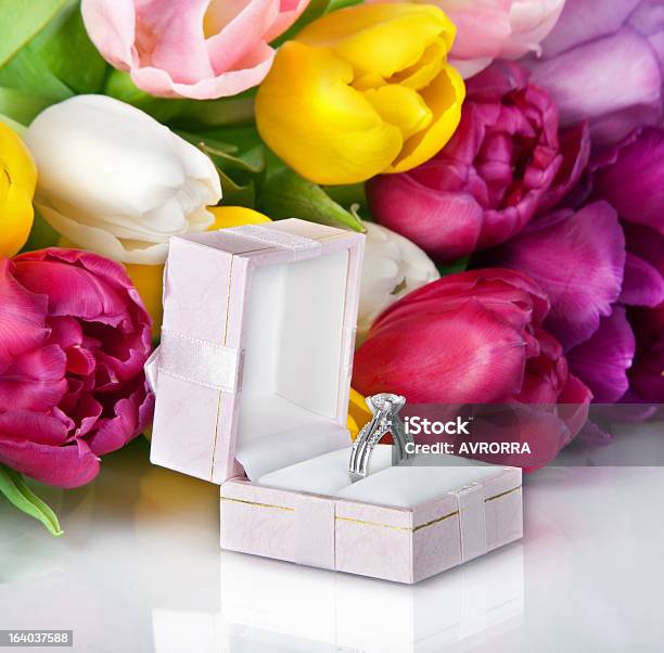 Ramo De Hermosos Tulipanes Flores Y Anillo De Bodas Foto de stock y más banco de imágenes de Amarillo - Color
