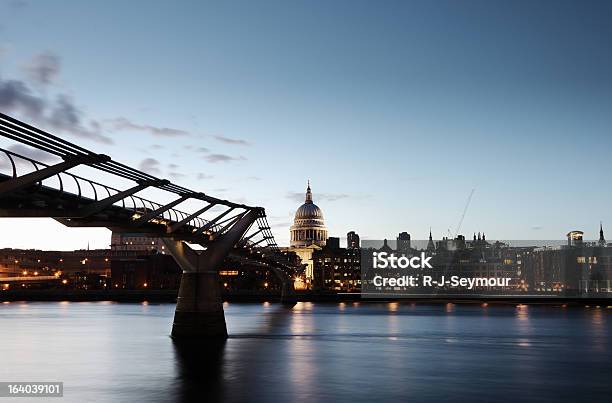 Photo libre de droit de Millenium Bridge Londres banque d'images et plus d'images libres de droit de Angleterre - Angleterre, Architecture, Bleu