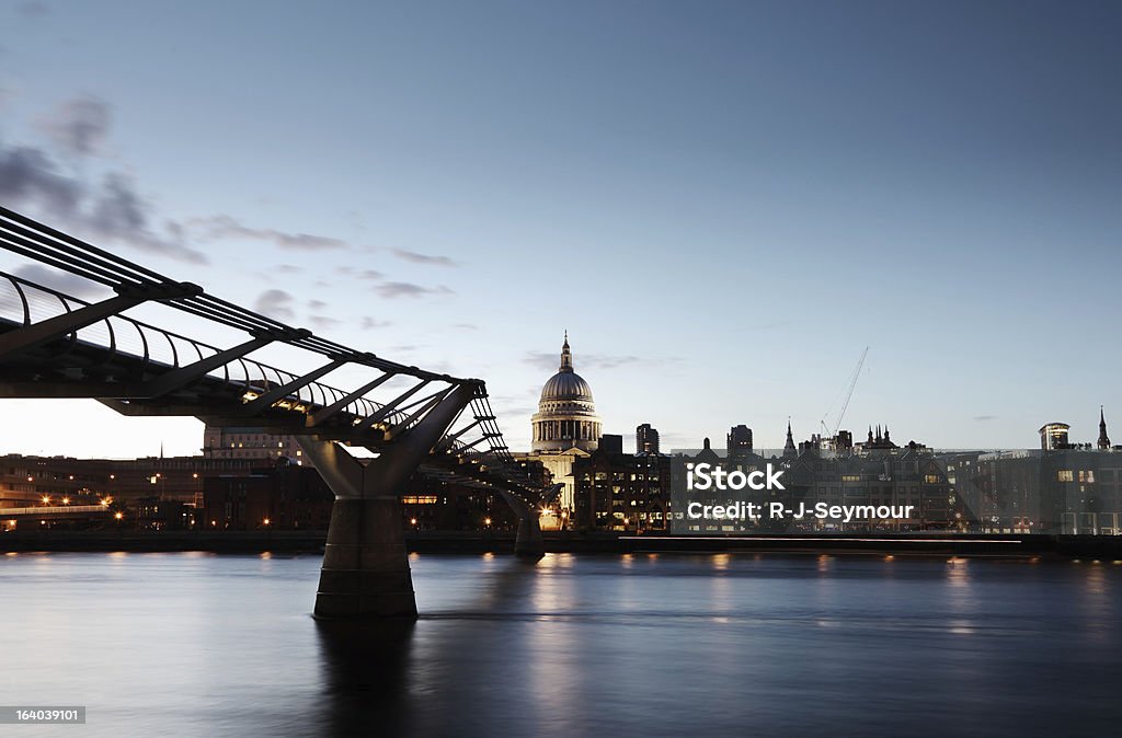 Millenium Bridge ,London - イギリスのロイヤリティフリーストックフォト