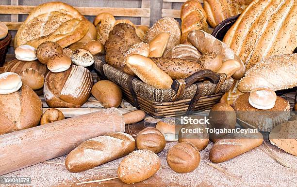 Wszystkie Sortuj Chleb - zdjęcia stockowe i więcej obrazów Artykuły spożywcze - Artykuły spożywcze, Bagietka - Pieczywo, Bochenek chleba