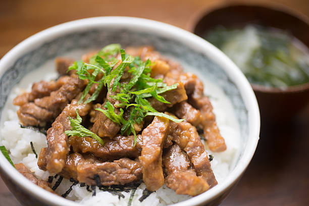 comida japonesa yakiniku-don (焼肉丼) - teppan yaki imagens e fotografias de stock