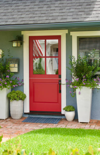 istock Old fashioned beach bungalow with bright red front door 1640461984