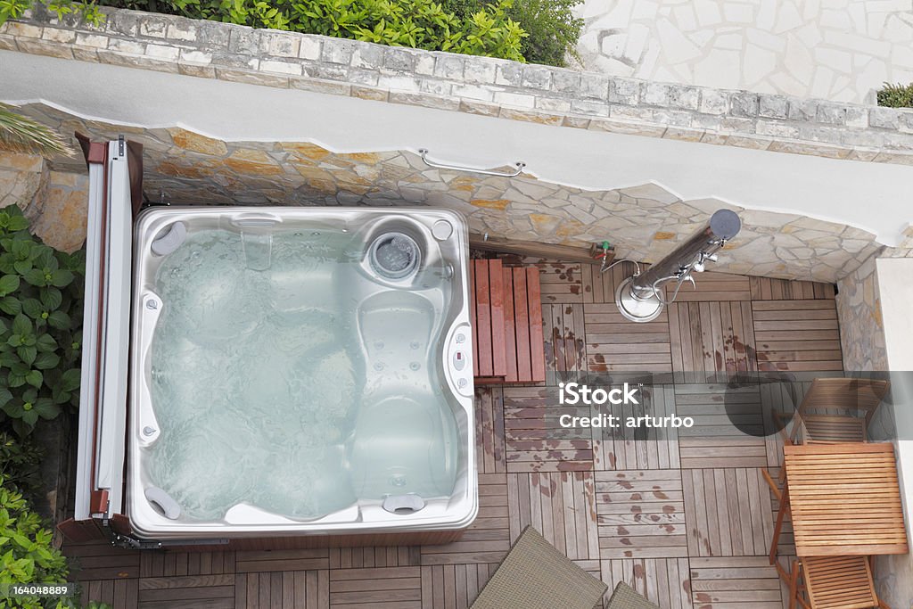 Bain à remous extérieur avec douche en Croatie - Photo de Bain à remous libre de droits