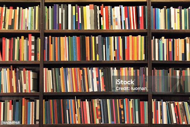 새로운 도서는 책장에 대한 스톡 사진 및 기타 이미지 - 책장, 전경, 대규모 개체 그룹