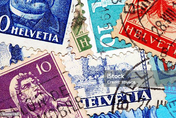 Макро Фотография Коллекция Старинных Почтовых Марок Swiss — стоковые фотографии и другие картинки Почтовая марка