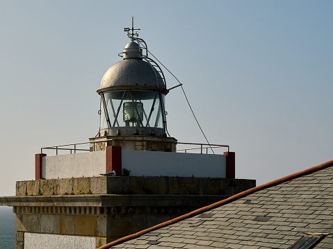 The Luarca lighthouse is located in the town of Luarca, in the Asturian council of Valdés (Spain). It is managed by the Avilés port authority.
Built in 1862 in a watchtower at the tip called Focicón.2 It is a construction formed by the lighthouse keeper's house and the annexed lighthouse tower. The tower is square.