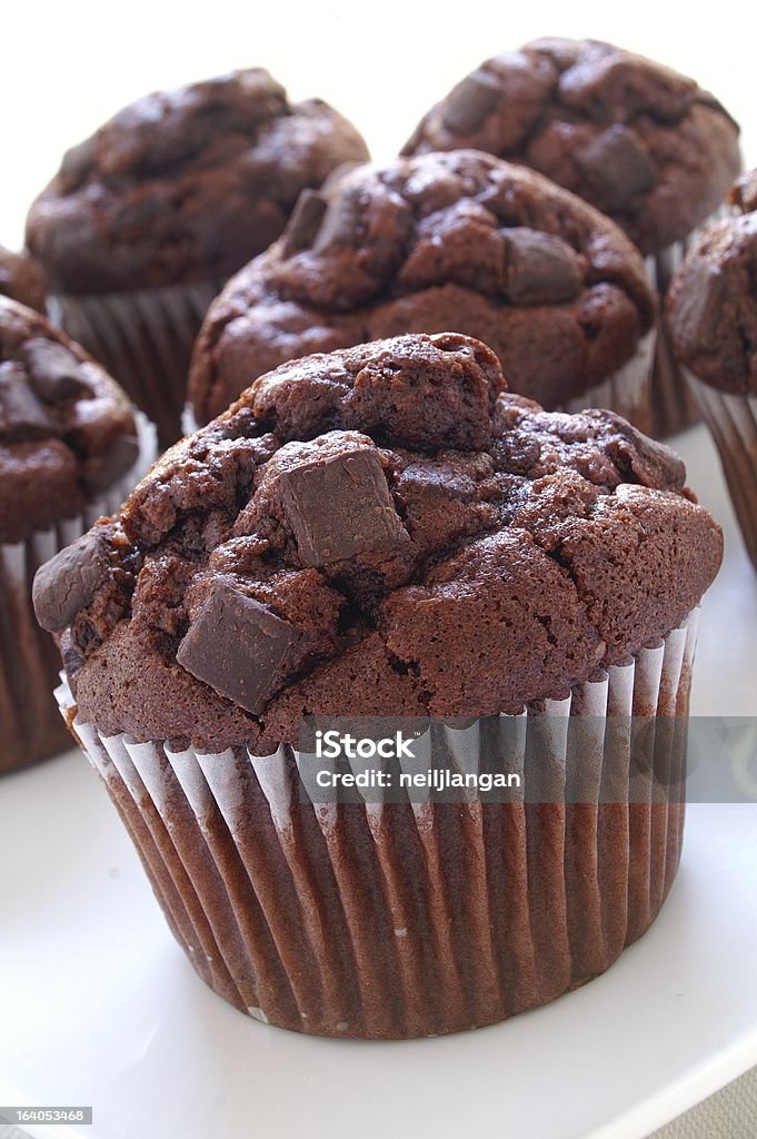 muffins aux pépites de chocolat sur un plateau - Photo de Muffin au chocolat libre de droits