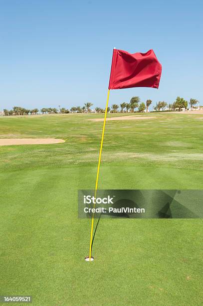 Foto de Bandeira Em Um Campo De Golfe Green e mais fotos de stock de El Gouna - El Gouna, Golfe, Amarelo