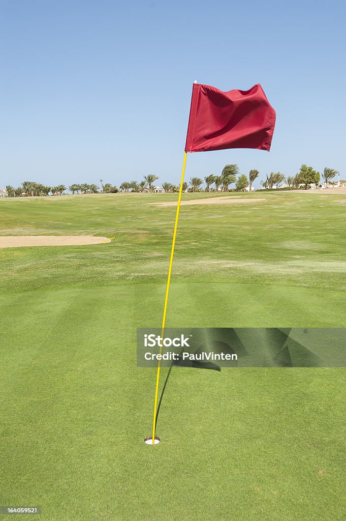 Флаг на поле для гольфа green - Стоковые фото Гольф роялти-фри