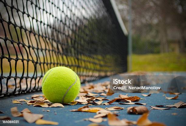 테니스공 굴절률은 범인 가까운 어망 가을에 대한 스톡 사진 및 기타 이미지 - 가을, 테니스, 테니스공