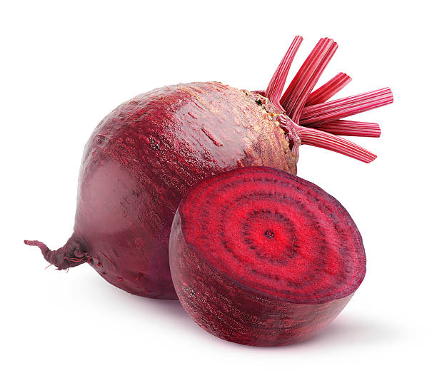 whole beetroot next to one cut in half on a white background - 甜菜類 個照片及圖片檔