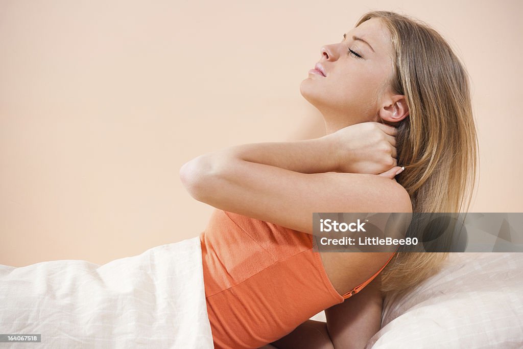 首の痛み - ベッドのロイヤリティフリーストックフォト