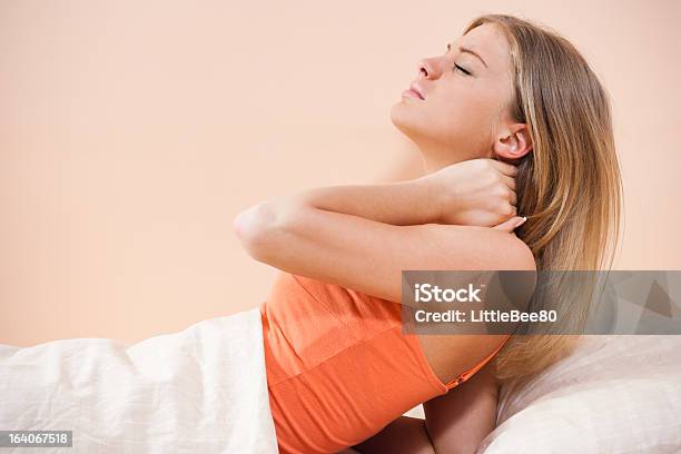 首の痛み - ベッドのストックフォトや画像を多数ご用意 - ベッド, 首の痛み, 1人
