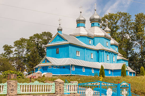 azul da igreja ortodoxa de madeira-ucrânia. - ostrog - fotografias e filmes do acervo