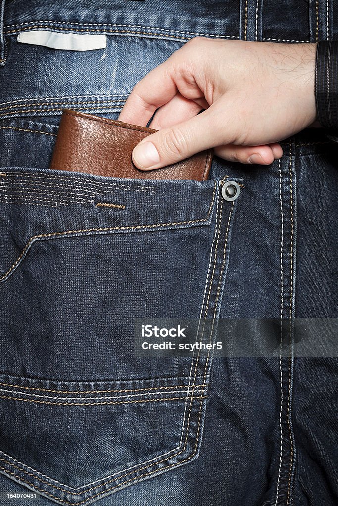 Roubando a carteira do bolso traseiro - Foto de stock de Homens royalty-free