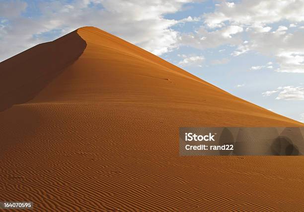 Duna De Areia Contra O Céu - Fotografias de stock e mais imagens de Ao Ar Livre - Ao Ar Livre, Areia, Beleza natural