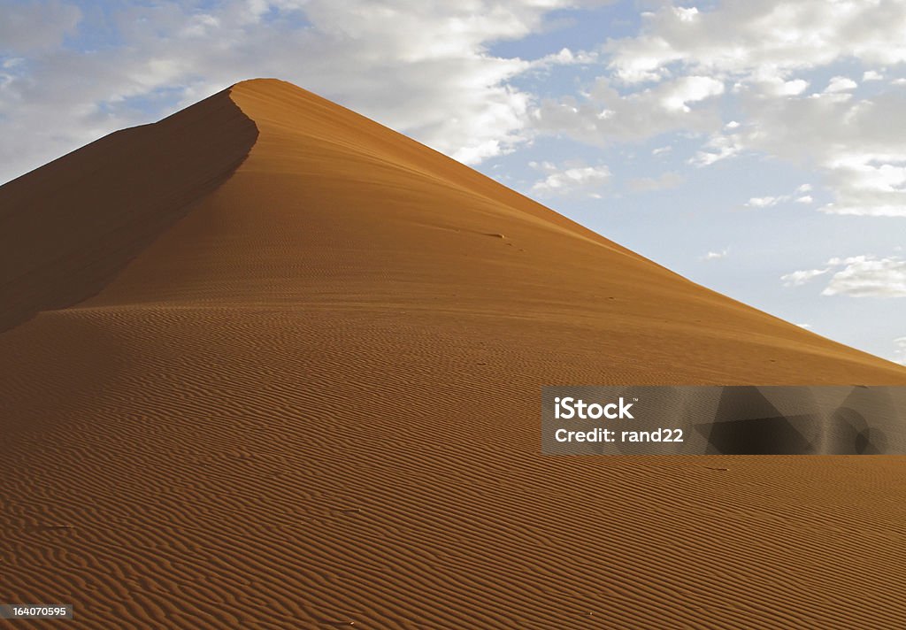 Песчаная дюна против неба - Стоковые фото Namibian Desert роялти-фри