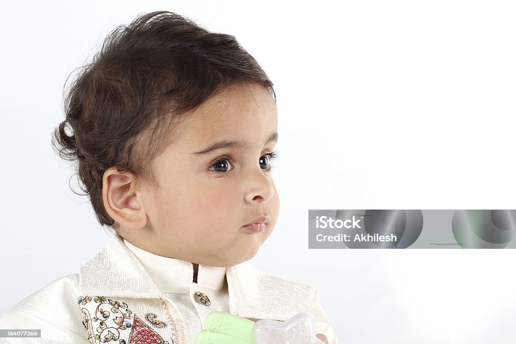 Индийский ребенок мальчик носить традиционную одежду на белом фоне - Стоковые фото Азиатского и индийского происхождения роялти-фри