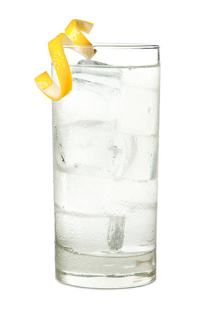 vodka tonic o una soda aislado sobre fondo blanco - tónica fotografías e imágenes de stock