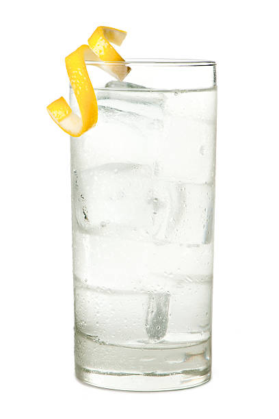 tonic ou un soda de vodka isolé sur fond blanc - tonic water photos et images de collection