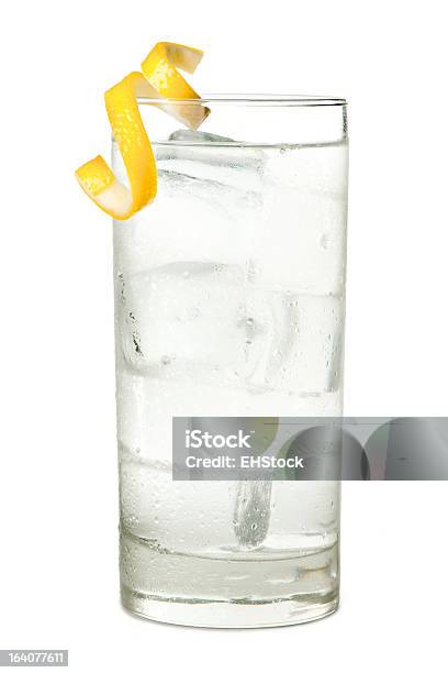 Photo libre de droit de Tonic Ou Un Soda De Vodka Isolé Sur Fond Blanc banque d'images et plus d'images libres de droit de Cocktail - Alcool - Cocktail - Alcool, Vodka, Eau tonique